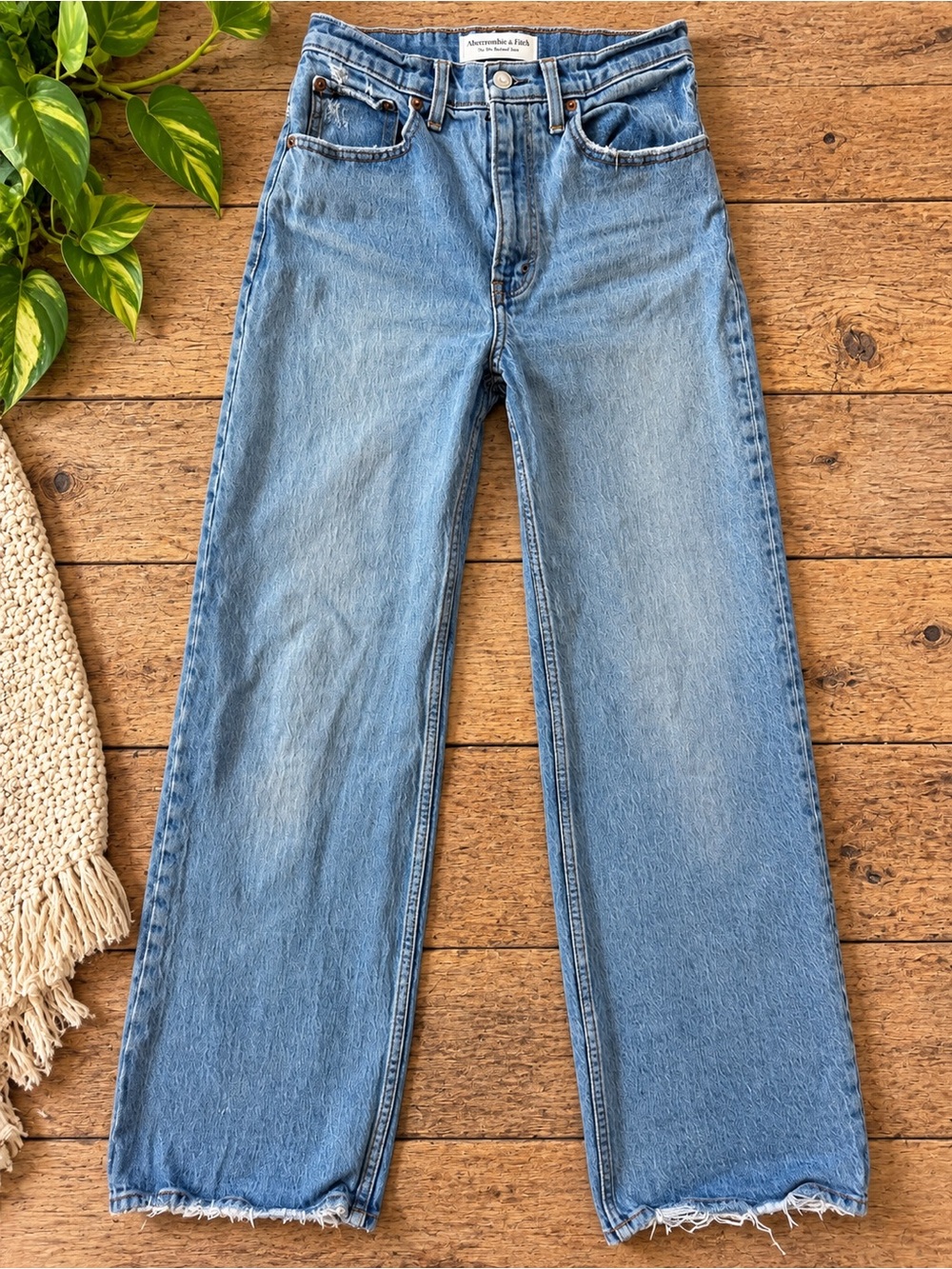 Abercrombie ’90s Relaxed High Rise Jeans Light Wash Raw Hem 26/2S